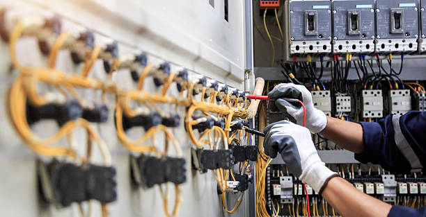 Professional Electrician technician working in Palos Heights, IL